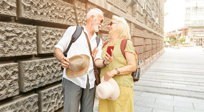 Пара, пенсионеры, немецкие туристы