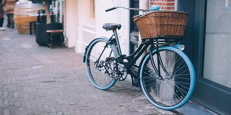 Велосипед, припаркованный у магазина, фото