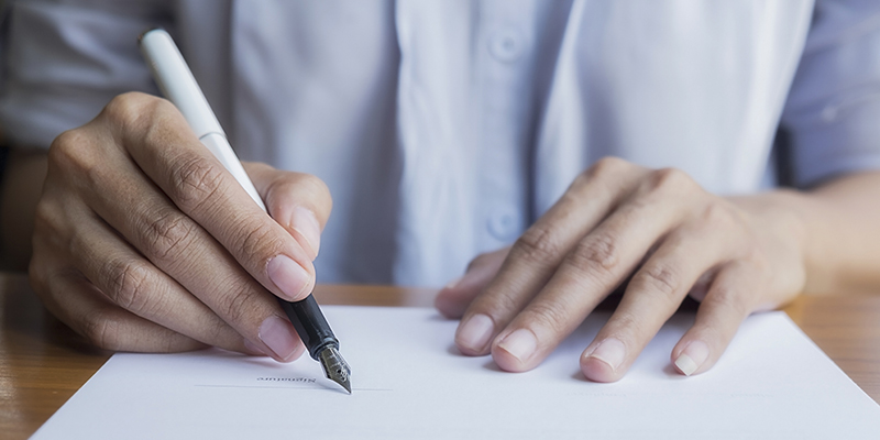 Руки, ручка, бумага, человек пишет письмо, фото