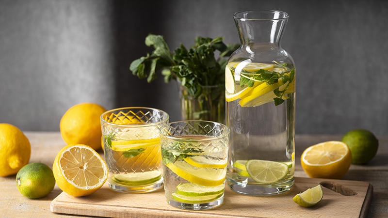 Вода с лимоном, кувшин, стаканы, фото