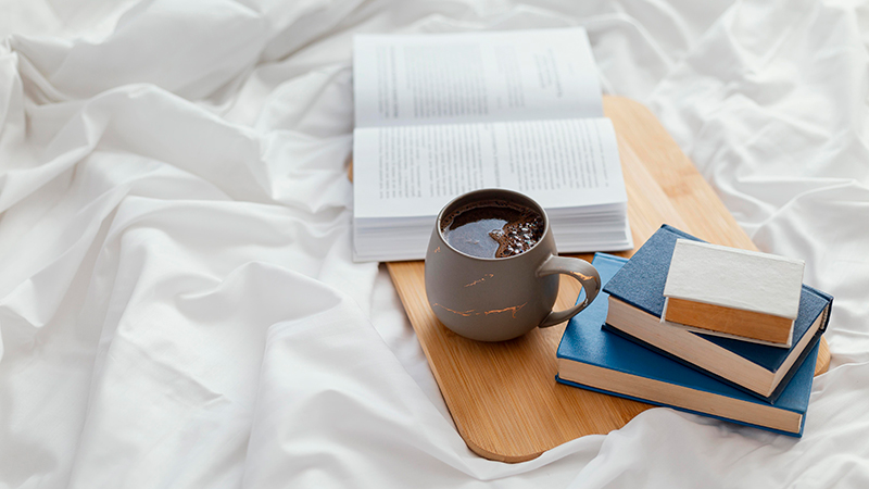 Читать в постели, книги и кофе